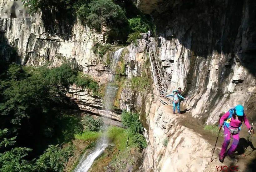 逃离昏暗下的小村